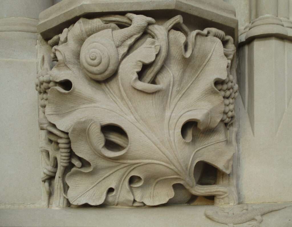 Foliage with critters in first niche