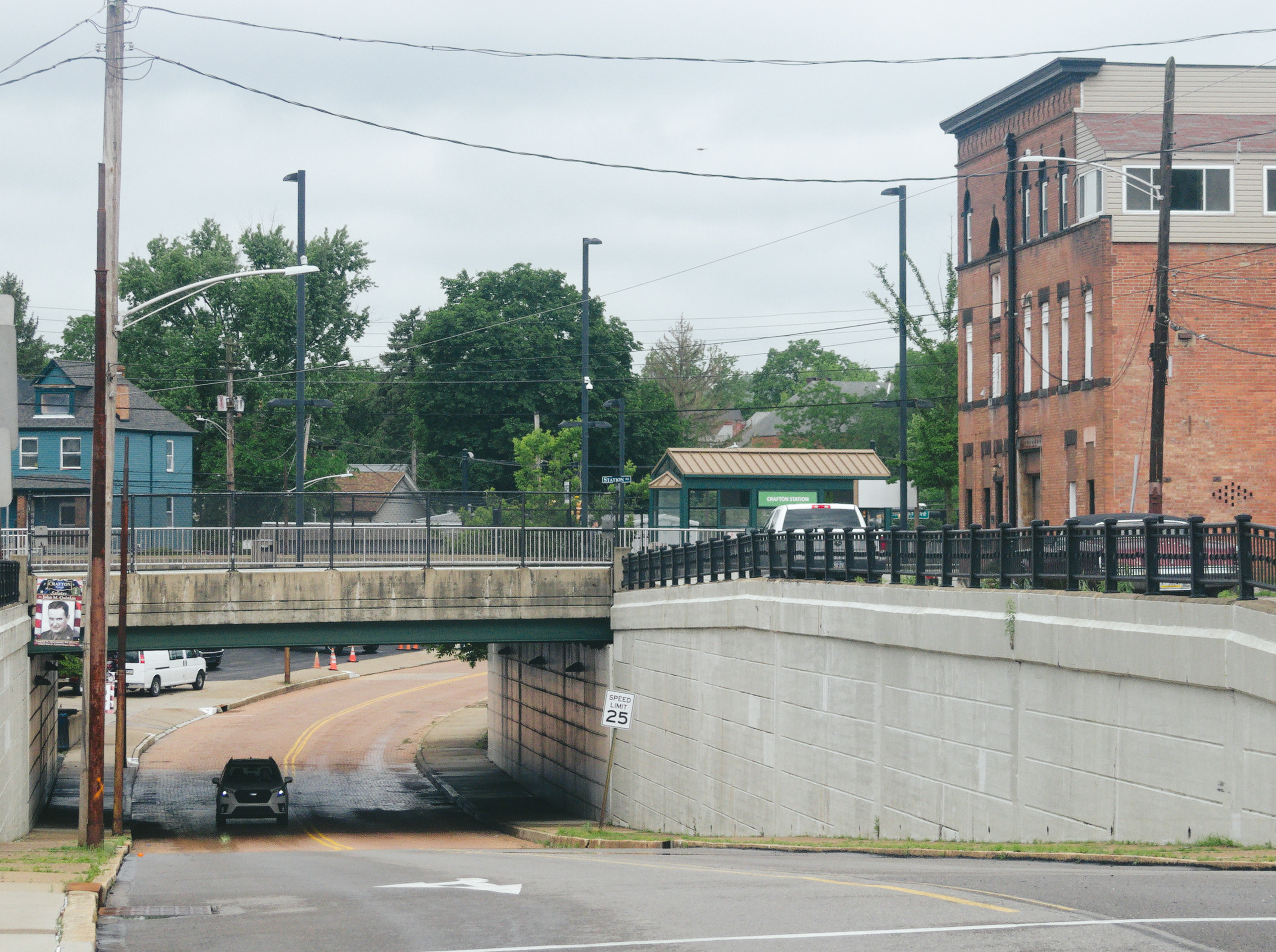 West Busway crossing Crennell Avenue at the Crafton station