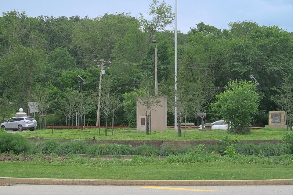 Circle with Joyce Kilmer memorial