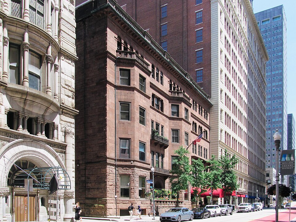 Duquesne Club from down Sixth Avenue
