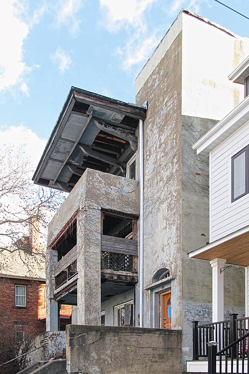 936 Mellon Street, balconies