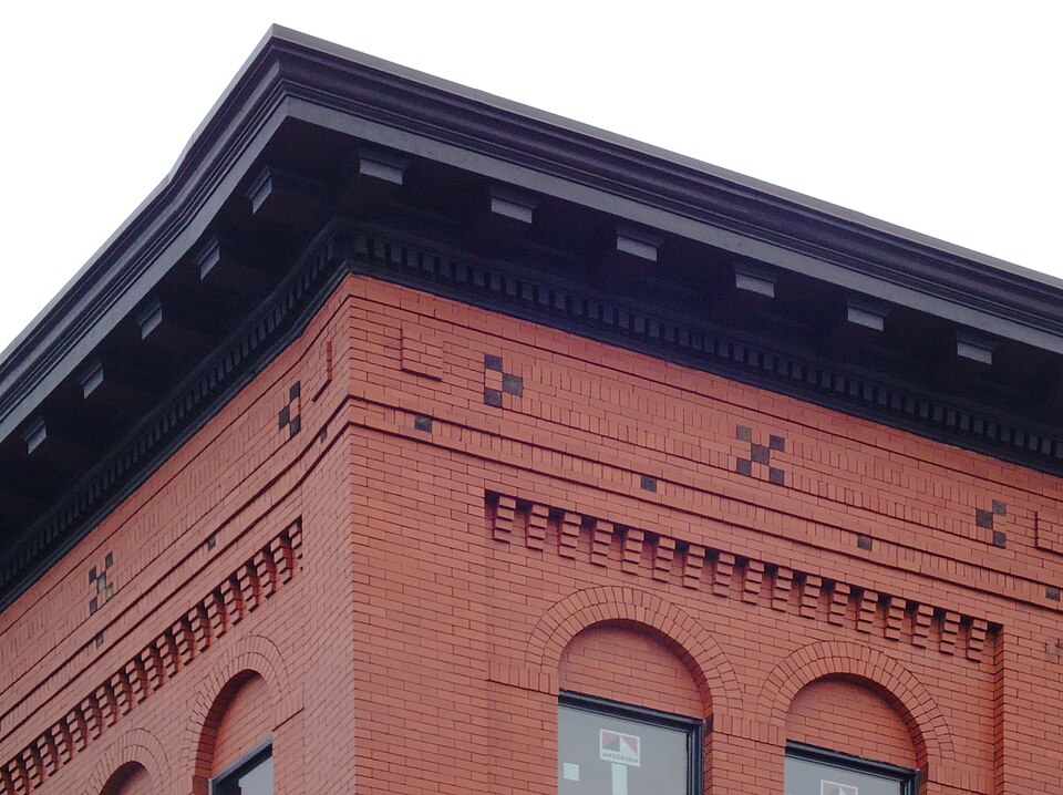 Odd angle at cornice level