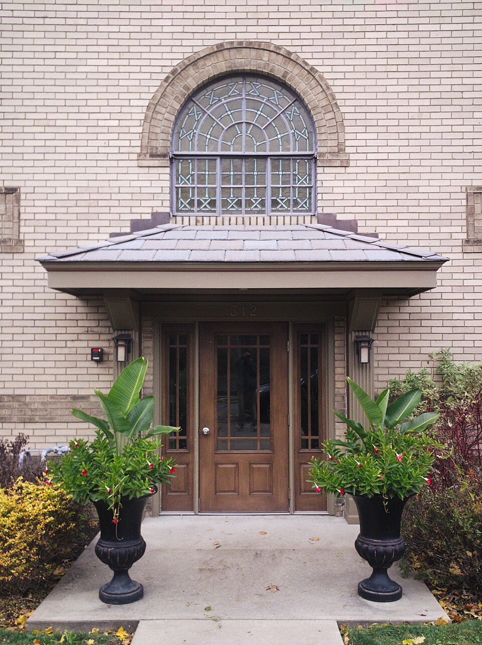 Entrance to El Ronson