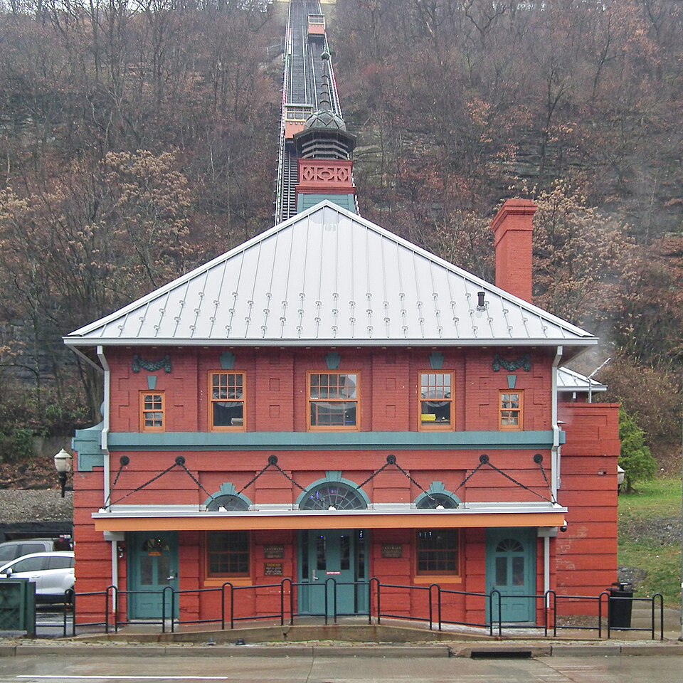 Lower station with two cars on incline