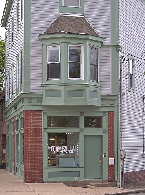 Oriel and corner entrance