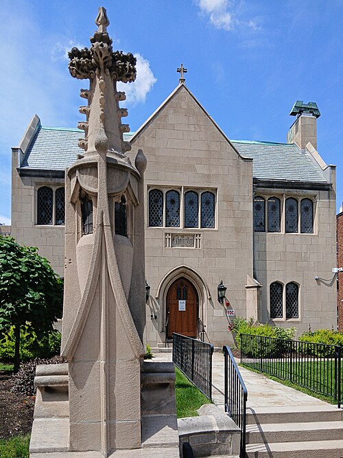 Chancery with entarnce pillar