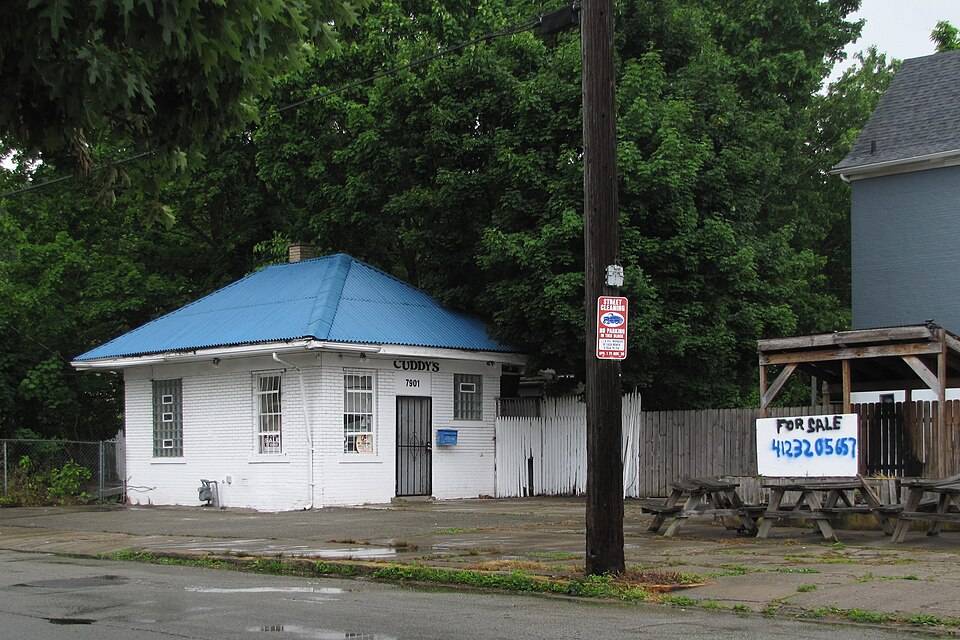 Old service station in Brushton