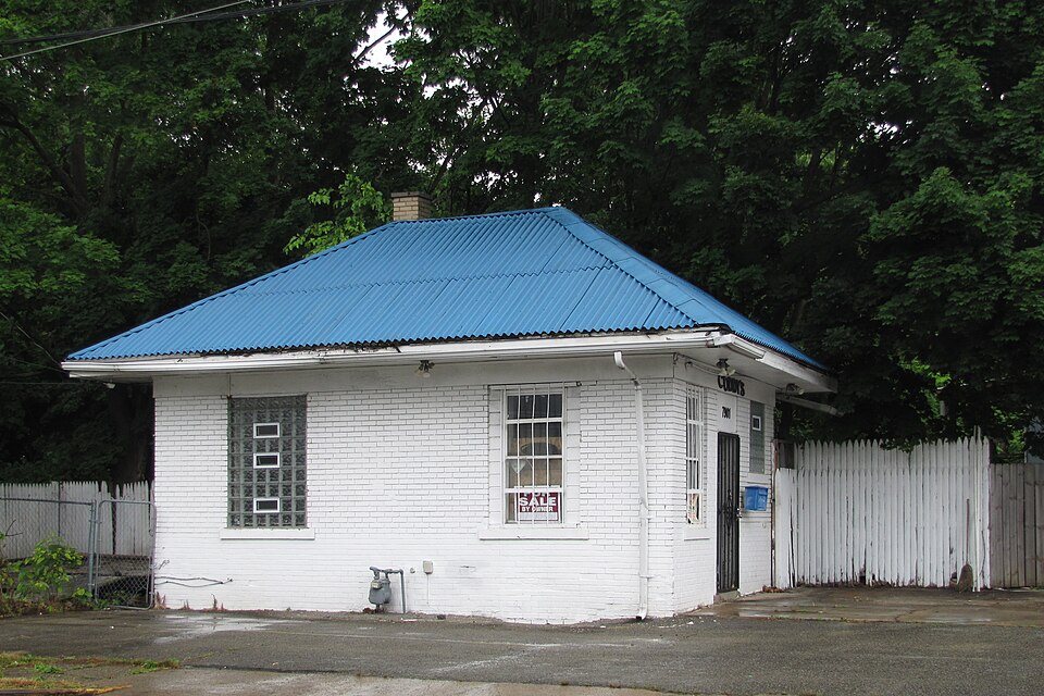Old service station in Brushton