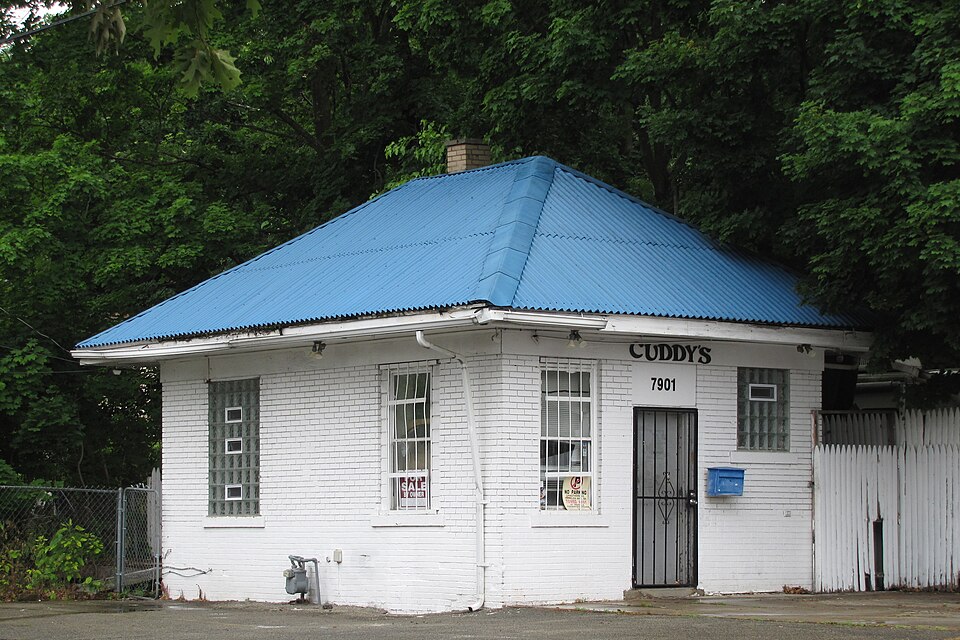 Old service station in Brushton