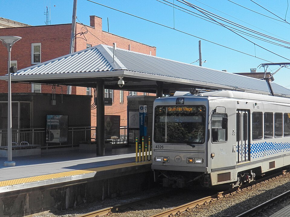 Car 4326 in old livery