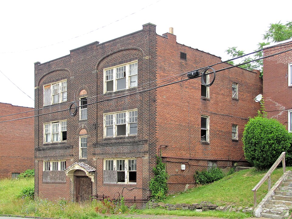 Abandoned apartment building on Frankstown Avenue in Brushton