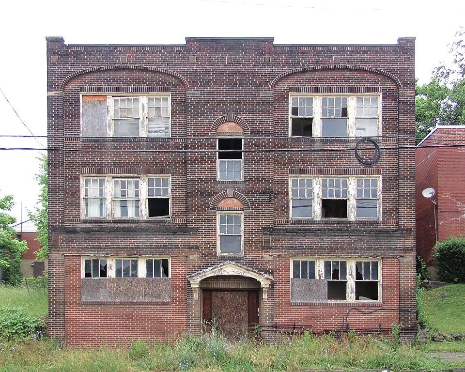 Abandoned apartment building on Frankstown Avenue in Brushton