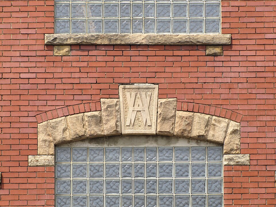 Keystone with initials HW