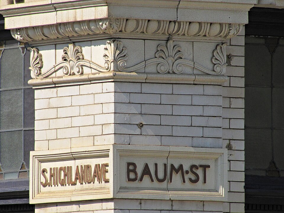 Street sign for S. Highland Ave. and Baum St.