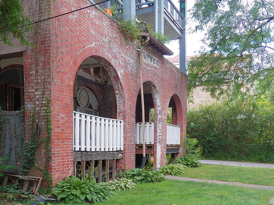 Porch with arches