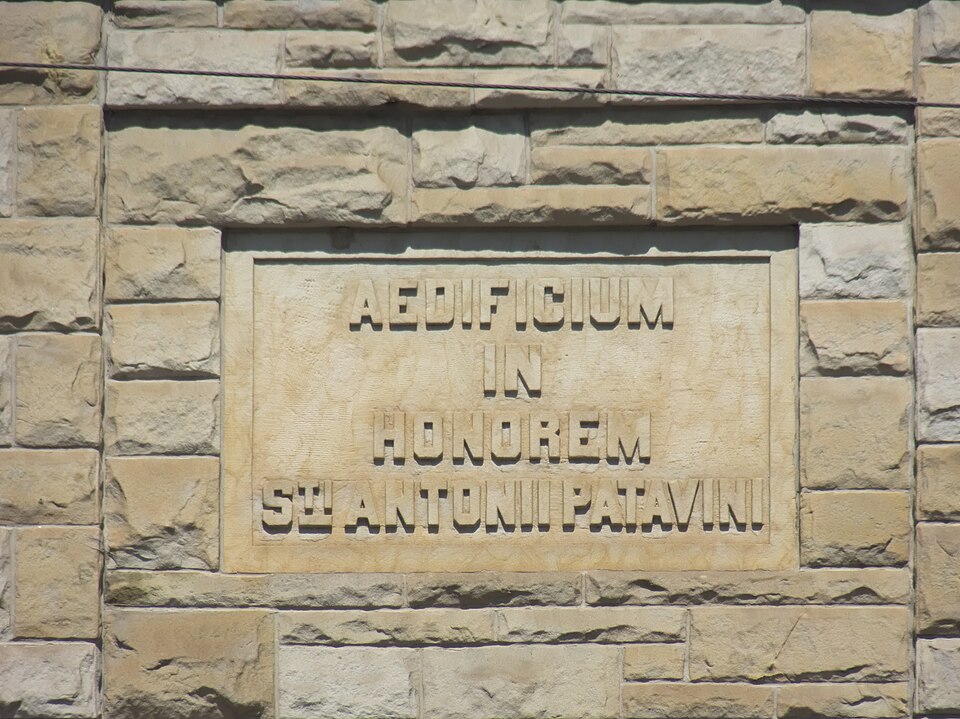 Inscription: Aedificium in honorum Sti Antonii Patavini