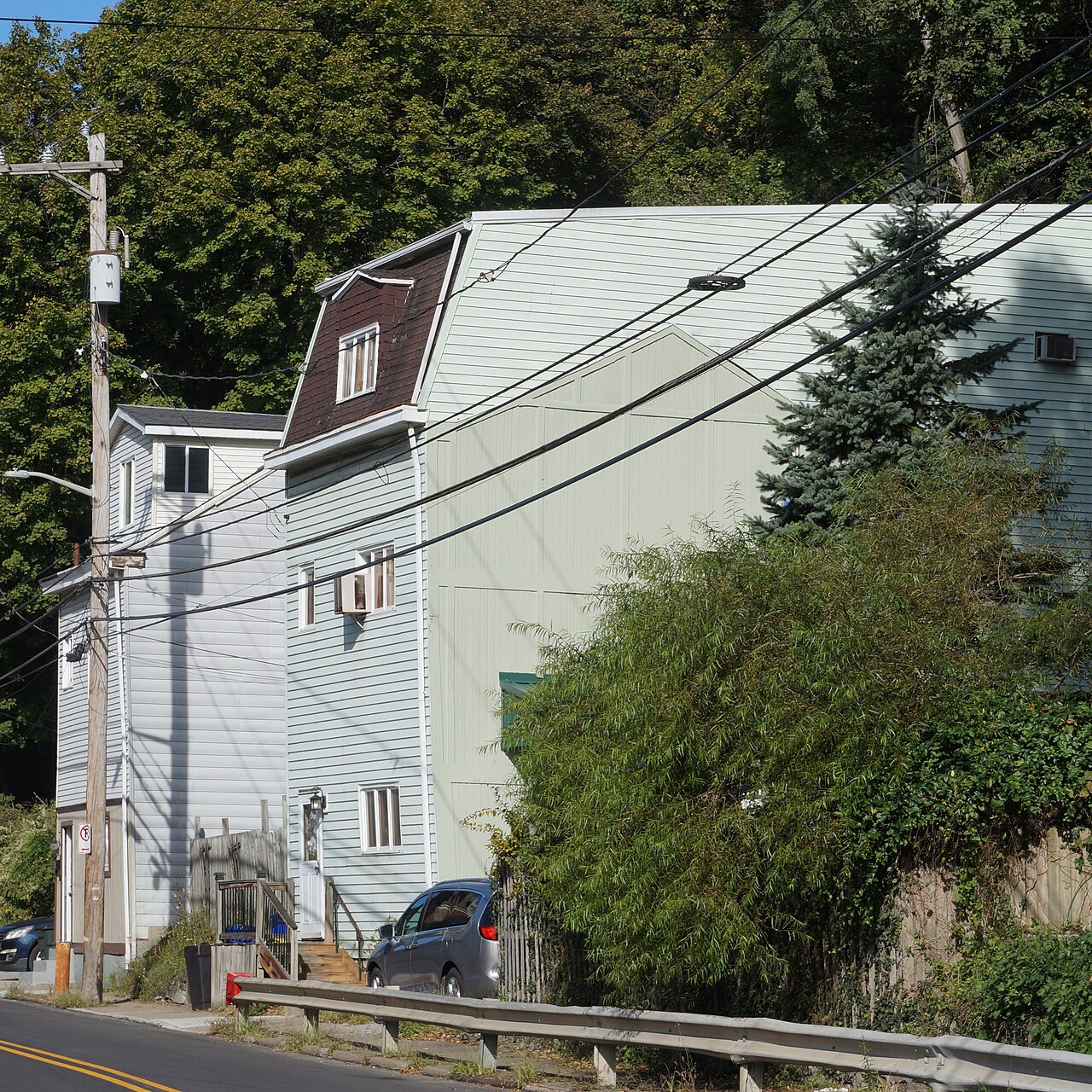 Building with vanished neighbor outlined in siding