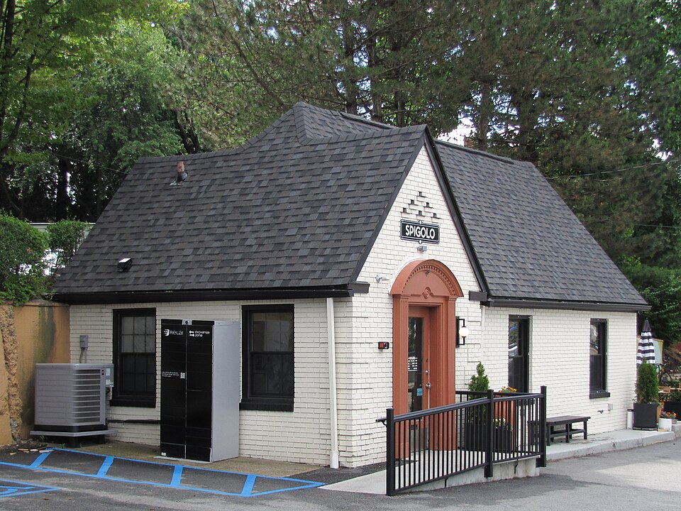 Old service station in Edgewood